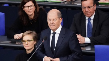 Scholz tłumaczy w Bundestagu decyzję w sprawie leopardów. "Zerwaliśmy z dekadami praktyk"