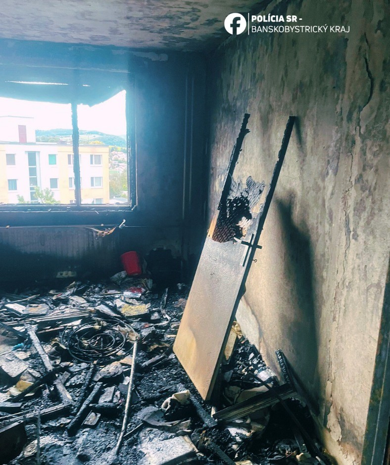 Nočný požiar v bytovke na sídlisku Sásová si vyžiadal jednu obeť.