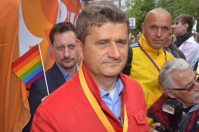 1. Janusz Palikot. Wartość majątku: 5739,4 tys. zł. W tym: 269,4 tys. zł oszczędności, 9900,9 tys. zł długów, mieszkanie 85 mkw., obrazy i meble, kolekcja książek oraz samochody: dwa land rovery, range rover i nissan micra.