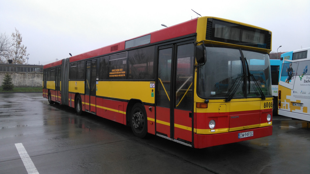 Wrocławianie oraz turyści nie powinni już mieć problemów ze wsiadaniem do miejskich autobusów. W poniedziałek do zajezdni zjechały ostatnie pojazdy wysokopodłogowe. Więcej wozić pasażerów po wrocławskich ulicach już nie będą.