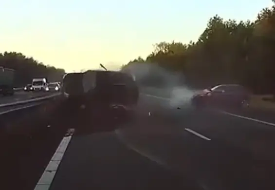 Samochód Tesla przewidział wypadek drogowy jeszcze zanim się wydarzył. Fascynujące nagranie z autostrady