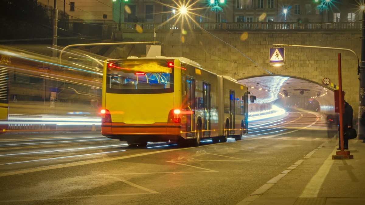 W miejskich autobusach przemówiły dzieci. Jednak nie na wszystkich przystankach usłyszymy ich głosy. Do końca tygodnia w warszawskich autobusach i tramwajach część zapowiedzi przystanków wygłaszają dziecięcy lektorzy.