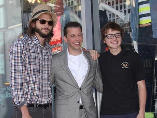 Ashton Kutcher, Jon Cryer i Angus T. Jones