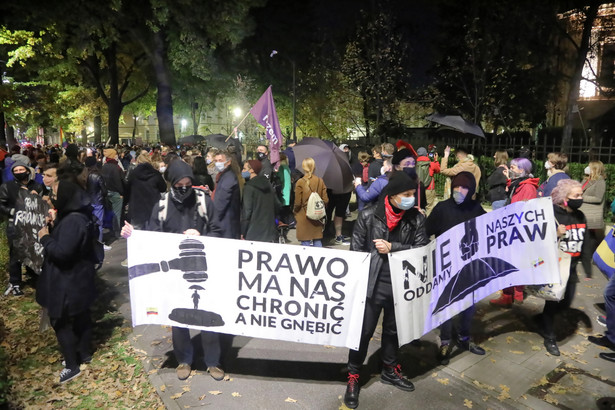 Nocne protesty w Warszawie. Policja użyła gazu łzawiącego. KSP: Nie pozwalamy sobie na "gdybanie"