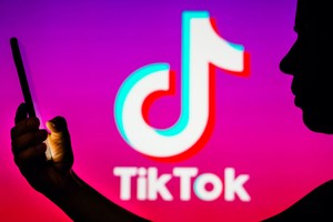 TikTok ma nowe problemy: naruszenia zasad bezpieczeństwa, powiązania z chińskimi firmami i rządem [śledztwo magazynu „Forbes”]