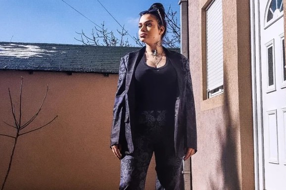 (FOTO) MUŽ JE SLIKAO GOLU U KREVETU Naša pevačica podelila fotku, a preko tela tetovaže