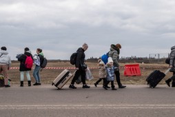 Uchodźcy z Ukrainy niedaleko przejścia granicznego Dołhobyczów-Uchrynów