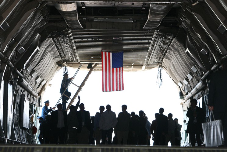 Wnętrze samolotu C5M Galaxy w trakcie Paris Air Show w Paryżu, Francja.