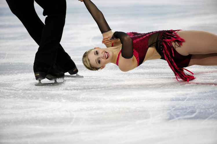 Paige Lawrence i Rudi Swiegers podczas występu w programie krótkim. Fot. EPA/BARBARA WALTON