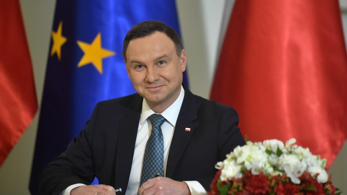 Prezydent Andrzej Duda przez prezydenta Andrzeja Dude ustawy obizajacej wiek emerytalny