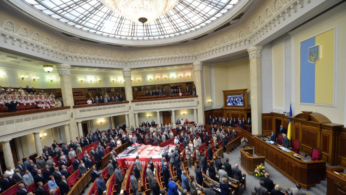 Ukraińska Zjednoczona Opozycja, idąca na jesienne wybory parlamentarne pod szyldem partii Batkiwszczyna (Ojczyzna) Julii Tymoszenko, złożyła pozew przeciwko prezydentowi Wiktorowi Janukowyczowi, co ma doprowadzić do impeachmentu szefa państwa.