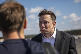 Elon Musk sporo naobiecywał, ale w 2020 r. Tesli nie udało się wszystkiego dowieźć. Niektóre cele muszą poczekać