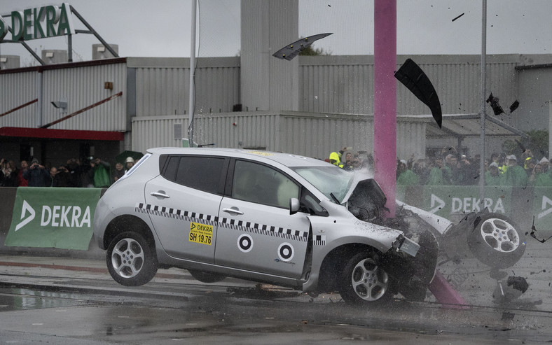 Crash test auta elektrycznego - DEKRA