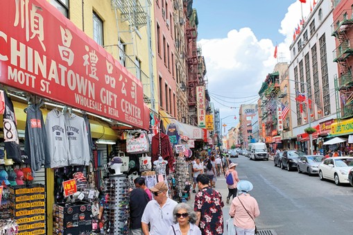 Ulice Chinatown, gdzie za bezcen kupuje się podróbki luksusowych akcesoriów. Stanowią one główne źródło dochodu właścicieli straganów, Nowy Jork, Chinatown, lipiec 2019 r.