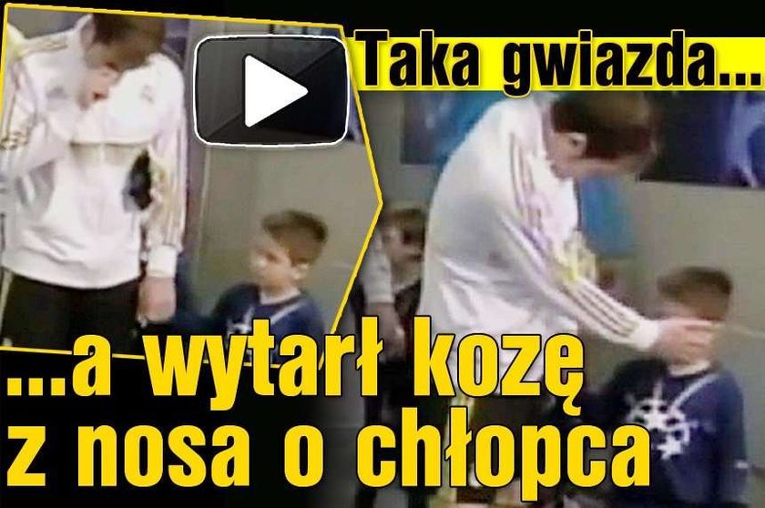 Wytarł kozę z nosa o chłopca! A taki z niego gwiazdor! Wideo