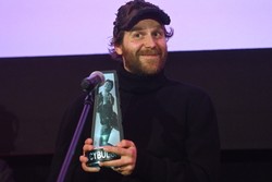 Julian Świeżewski z prestiżową nagrodą za rolę w filmie "Biała odwaga"