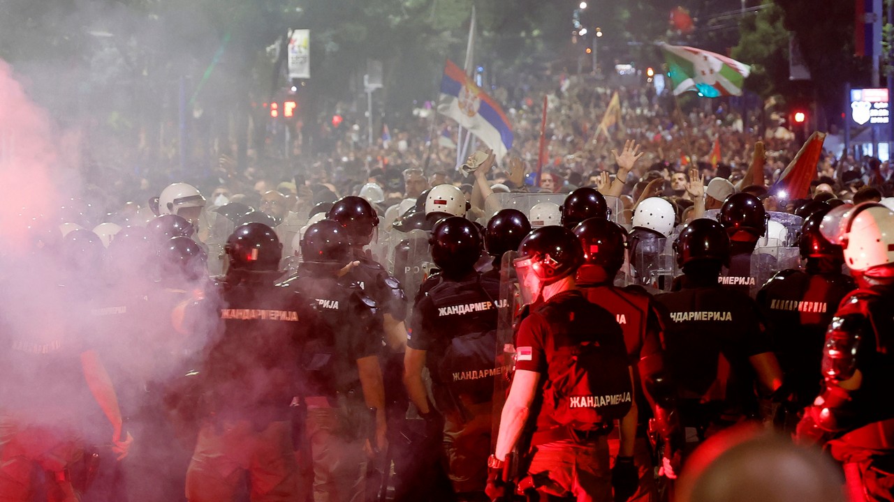 Serbowie podpalili lont. Tysiące ludzi na ulicach, dziesiątki zatrzymanych i kordon policji. 