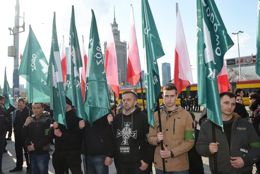 Kilkaset osób na marszu ONR w Warszawie. Interweniowała policja