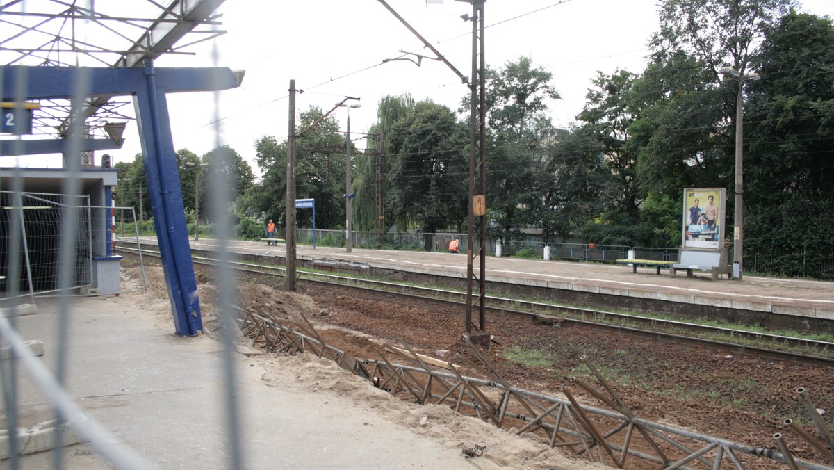 Od najbliższego wtorku zmiany w kursowaniu SKM. Będzie mniej składów, a co za tym idzie pojadą o wiele rzadziej. Poza godzinami szczytu kolejki na trasie Gdańsk Oliwa - Sopot jeździć będą co pół godziny.