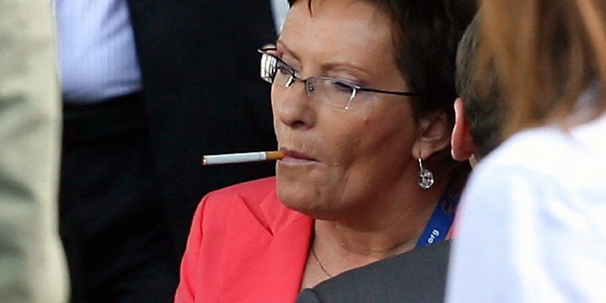 Ewa Kopacz pali papierosa