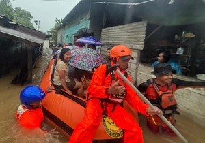 Poplave u Indoneziji - spasioci evakuišu ljude iz poplavljenih kuća u provinciji Severna Sumatra 25. novembra