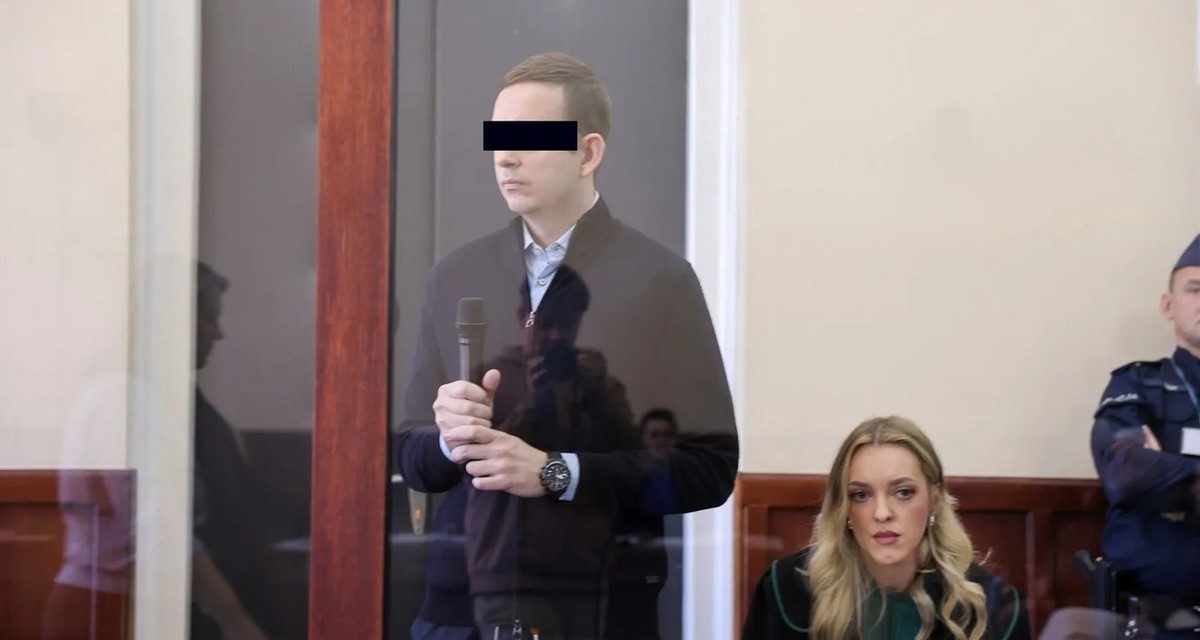 Mężczyzna, Sebastian M., przemawia w sądzie na ławie oskarżonych