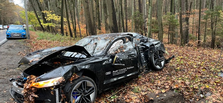 Elektryczne Audi za ponad 600 tys. zł roztrzaskane w lesie. Kto zapłaci za szkody?