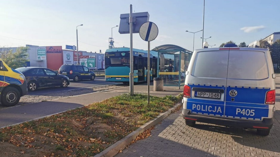 Policja poszukuje świadków zdarzenia drogowego z udziałem autobusu i osobowego mercedesa