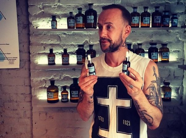 Nergal zakłada nowy biznes. Będzie produkował kosmetyki dla brodaczy