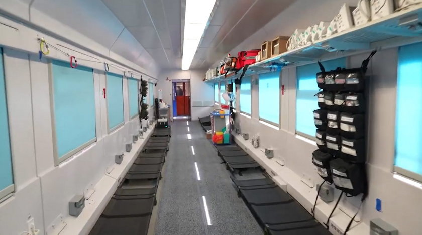 Pociąg sanitarny będzie ciągnął wagony szpitalne. 80 miejsc będzie przeznaczone dla pacjentów leżących.