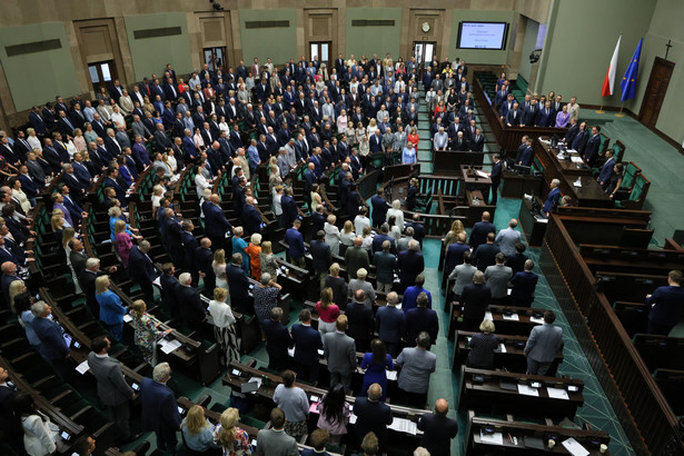 Posłowie na sali plenarnej Sejmu w Warszawie