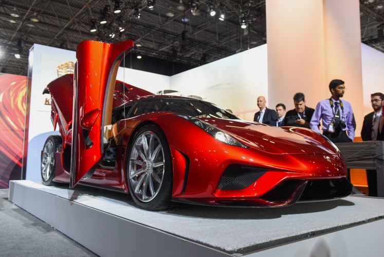 Cena: 2 mln dol.

Najnowszy model Koenigsegga wyposażony jest w zbliżeniowe czujniki, dzięki którym hydraulicznie otwierane drzwi nie uderzają w pobliskie przedmioty.