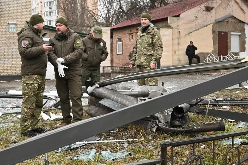 Policja badająca pozostałości rakiety / SERGEI SUPINSKY/AFP/East News