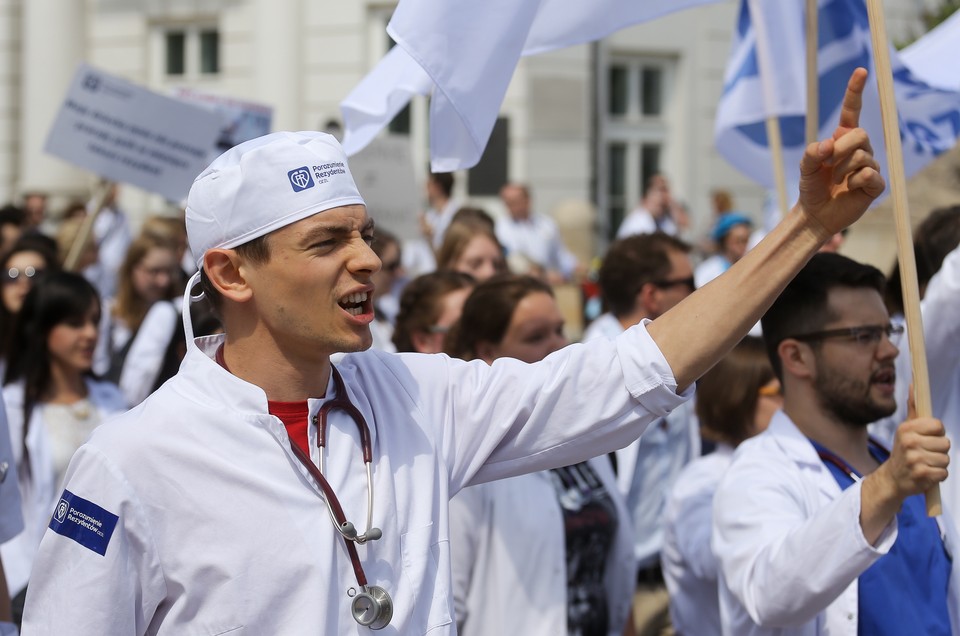 Lekarze-rezydenci chcą podwyżek. Protest w Warszawie