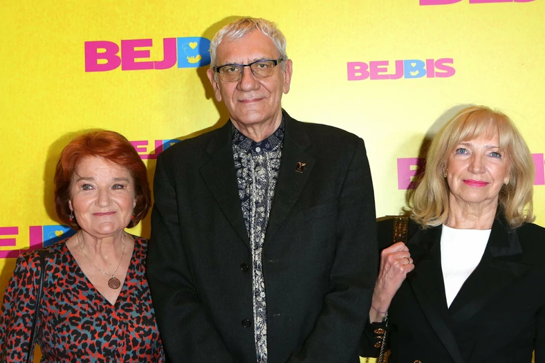 Wiktor Zborowski wraz z żoną Marią Winiarską i mamą Andrzeja Wrony podczas premiery filmu "Bejbis"