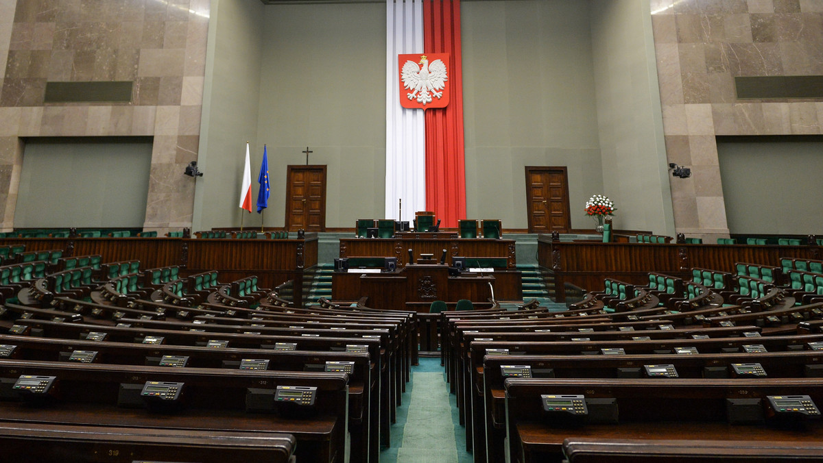 Gospodarka stała się wiodącym tematem kampanii parlamentarnej; do rangi wroga numer jeden urosły tzw. umowy śmieciowe - oceniają eksperci. Jak wskazują, sfera polityki społecznej stanowi poligon do testowania tego, co "ruszy" wyborców.