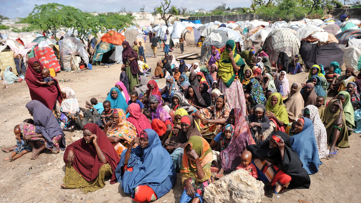 Co najmniej 10 osób zginęło, a 15 zostało rannych w obozie dla uchodźców w Mogadiszu po tym, gdy wojsko otworzyło ogień do tłumu podczas rozdzielania żywności - poinformowała agencja Reutera.