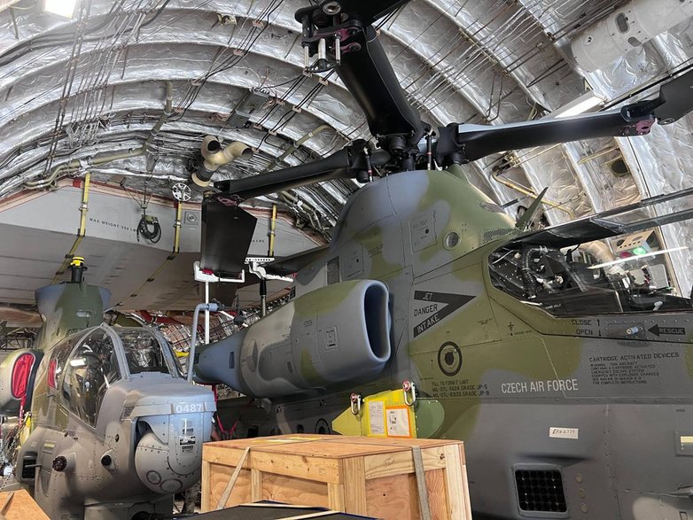 Dwa czeskie śmigłowce AH-1Z na pokładzie amerykańskiego samolotu transportowego C-17.