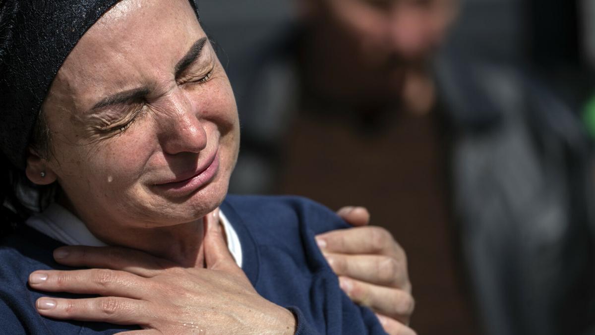 Oksana Koleśnikowa płacze podczas pogrzebu swojego syna Anatolija Koleśnikowa, 30-letniego żołnierza obrony terytorialnej, który został zabity przez rosyjskich żołnierzy w Irpinie na przedmieściach Kijowa. Piątek, 15 kwietnia 2022 r.