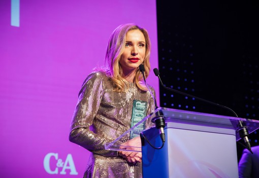 „Nőként nehéz leküzdeni, hogy csak akkor érezzük magunkat hasznosnak, ha éppen van feladat” – A GLAMOUR Women of the Year Az év színésznője díj nyertesével, Dobos Evelinnel beszélgettünk