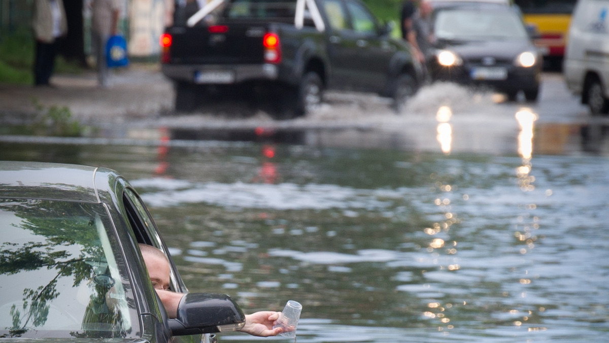 Gwałtowna burza przeszła przez Warszawę. Na ul. Puławskiej drzewo przygniotło kobietę, w kilku miejscach stanęły tramwaje. Przez 45 minut Lotnisko Chopina nie przyjmowało samolotów - podaje tvnwarszawa.pl.