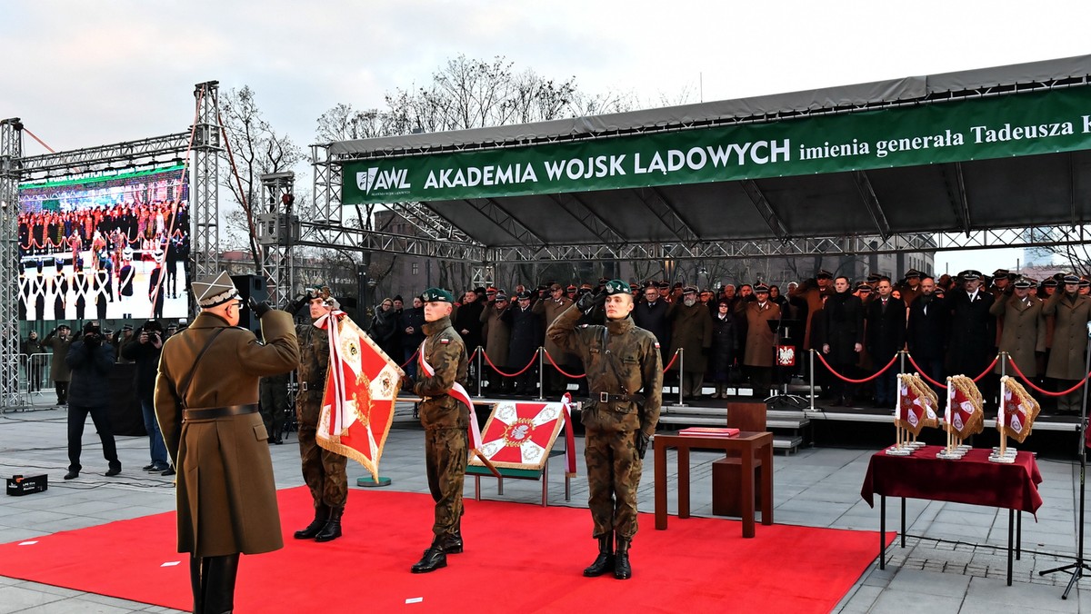 Podchorąży pierwszego roku nie powrócił z przepustki – poinformowała z Defence24.pl porucznik Roksana Trawka, rzeczniczka AWL. Natychmiast wszczęto jego poszukiwania, które skończyły się odnalezieniem ciała. Znaleziono je tuż obok uczelni. To już drugie samobójstwo podchorążego wrocławskiej uczelni wojskowej w ciągu zaledwie czterech miesięcy.