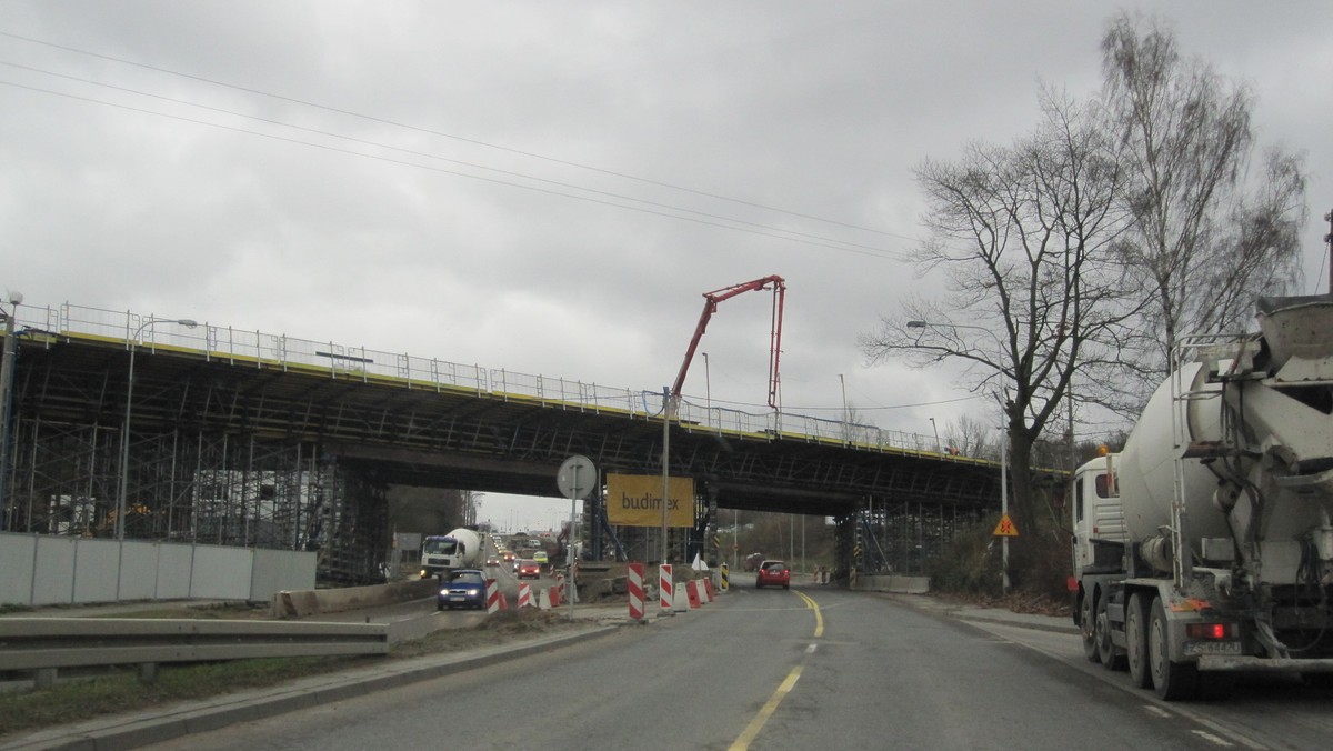 Trwają coraz bardziej zaawansowane prace przy budowie Pomorskiej Kolei Metropolitalnej, w wyniku czego kierowcy muszą przygotować się na liczne utrudnienia w ruchu. Największe zmiany w organizacji ruchu drogowego mają miejsce na gdańskiej Morenie, gdzie wybudowano m.in. tymczasowe rondo.