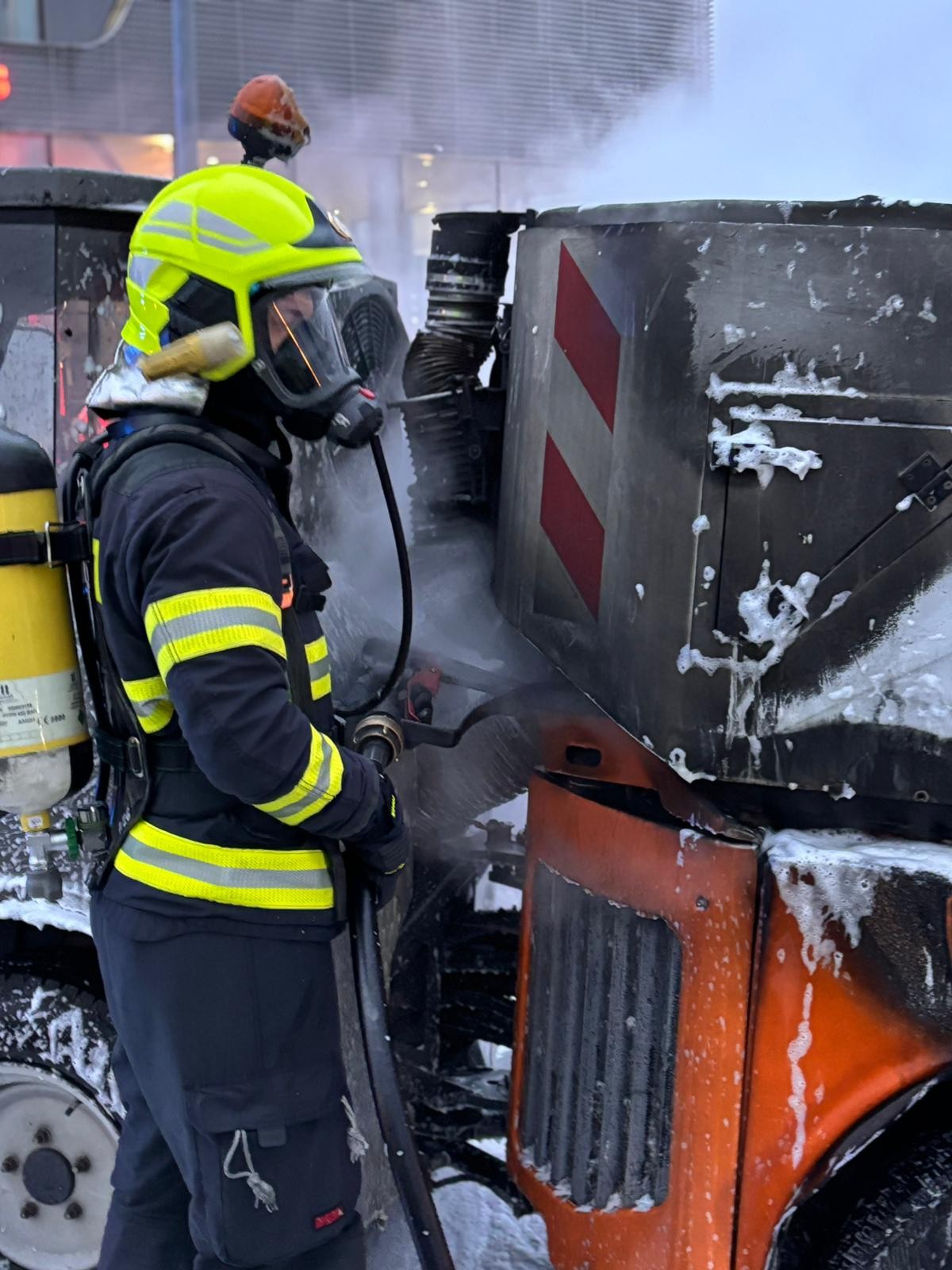 Hasiči zasahovali pri požiari zametacieho vozidla v bratislavskej Dúbravke.