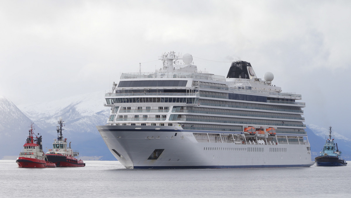 Statek wycieczkowy, który wczoraj w pobliżu zachodniego wybrzeża Norwegii doznał w sztormowej pogodzie awarii napędu, dotarł do portu Molde, co pokazała norweska telewizja. Część jego pasażerów ewakuowano wcześniej drogą powietrzną.