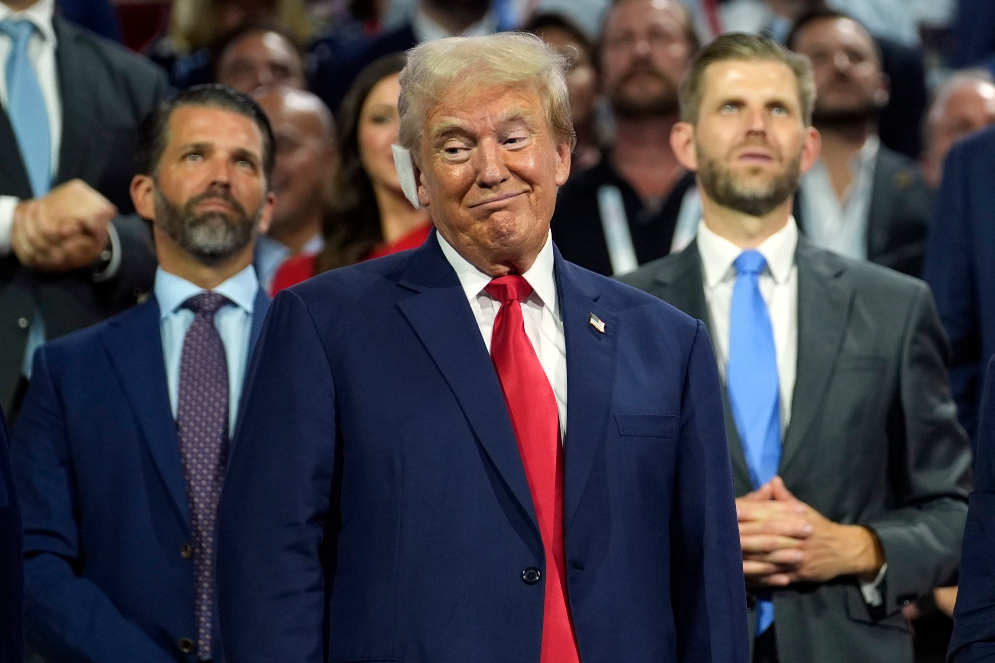 Donald Trump na prvom verejnom vystúpení po atentáte s obviazaným uchom.
