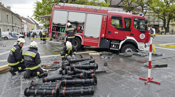 Térburkolata beszakadt egy tűzoltóautó alatt / Fotó: MTI Szántó György