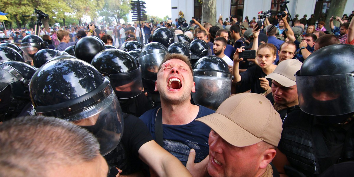 Starcia po śmierci dzieci. 30 policjantów rannych