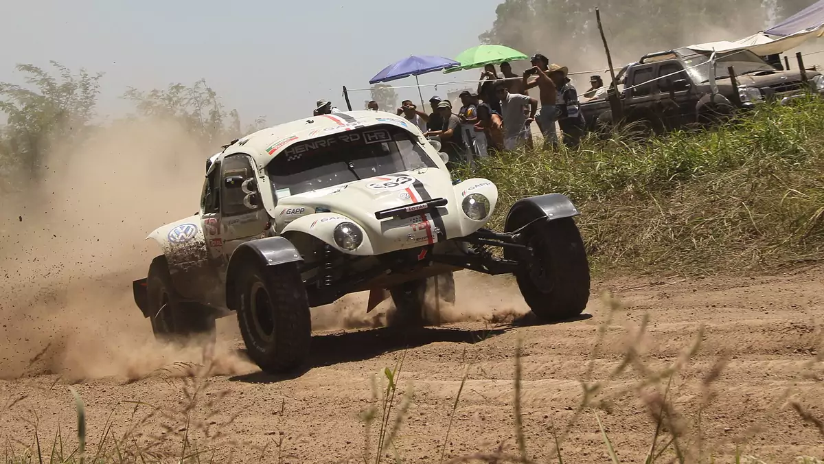 Belgowie Stephane Henrard i Bruno Barbier jadą VW Garbusem buggy