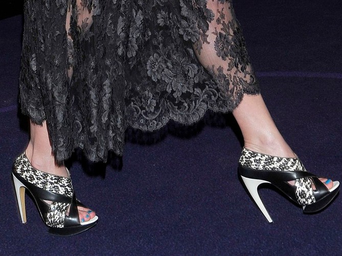 Kreację uzupełniły drapieżne, wężowe szpilki od Nicholasa Kirkwooda